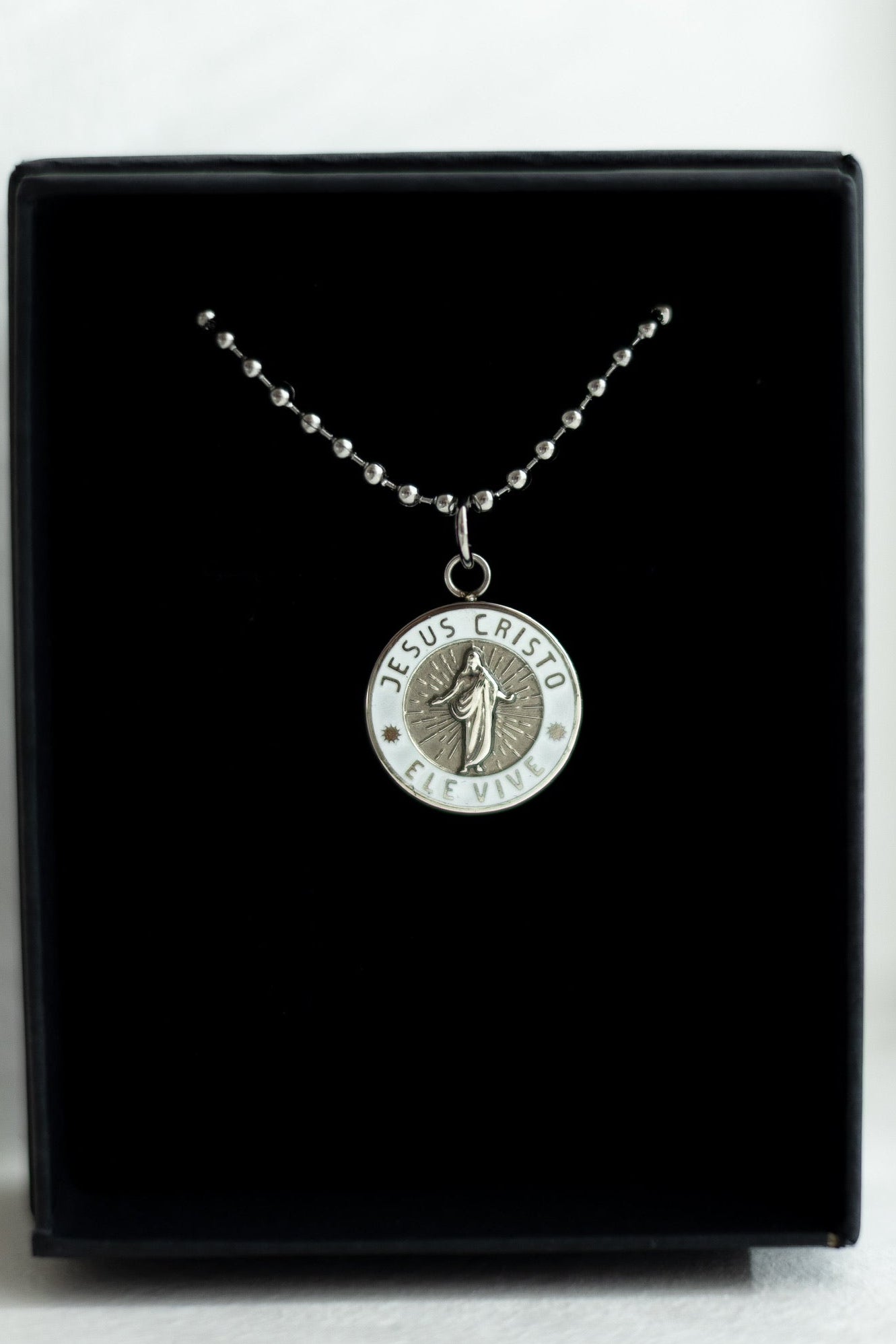 He Lives Necklace (Portugese)