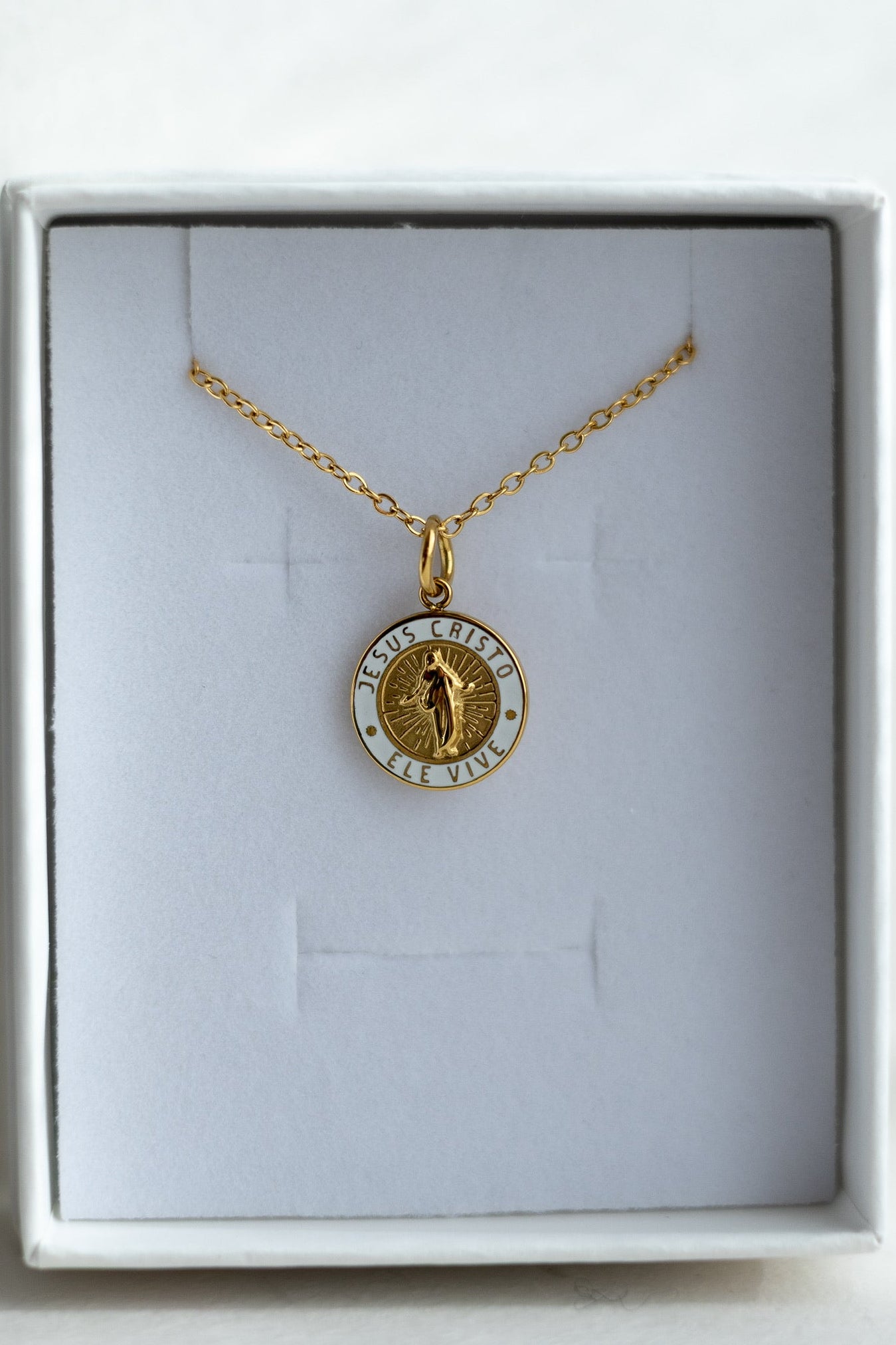 He Lives Necklace (Portugese)