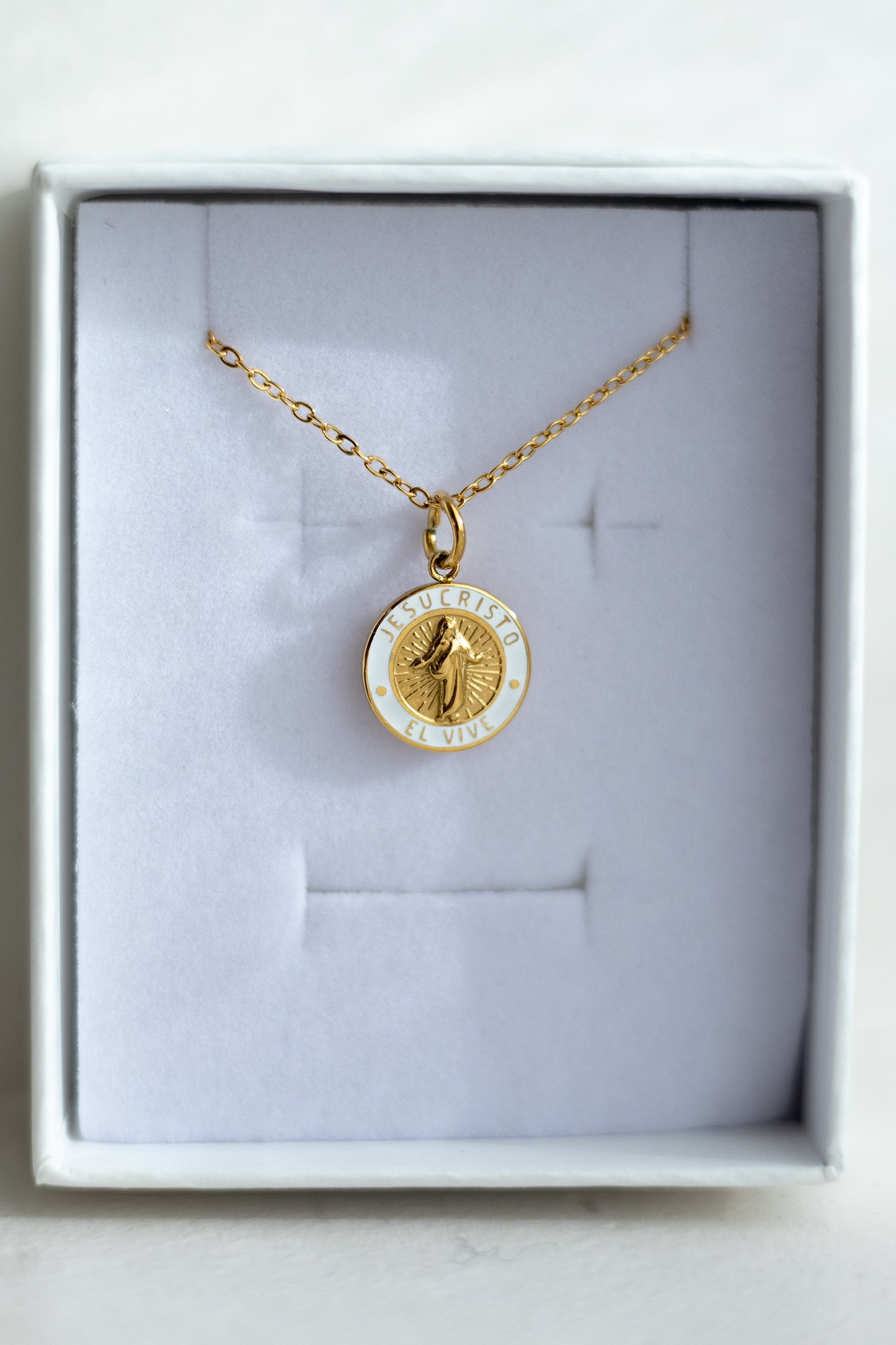 He Lives Necklace (Spanish)