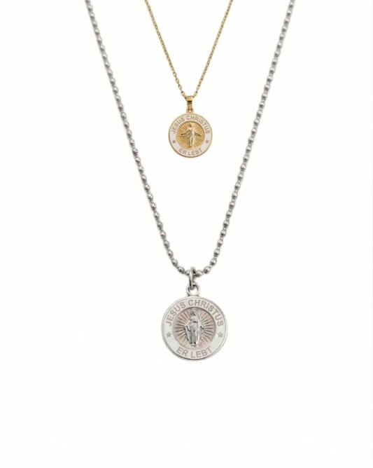 He Lives Necklace (German)