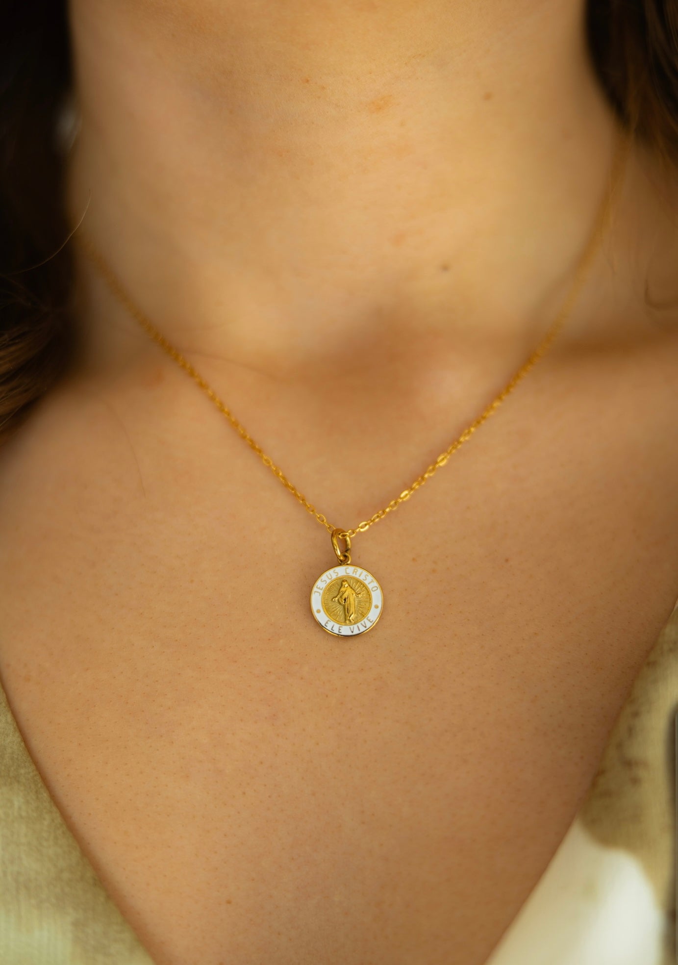 He Lives Necklace (Portugese)