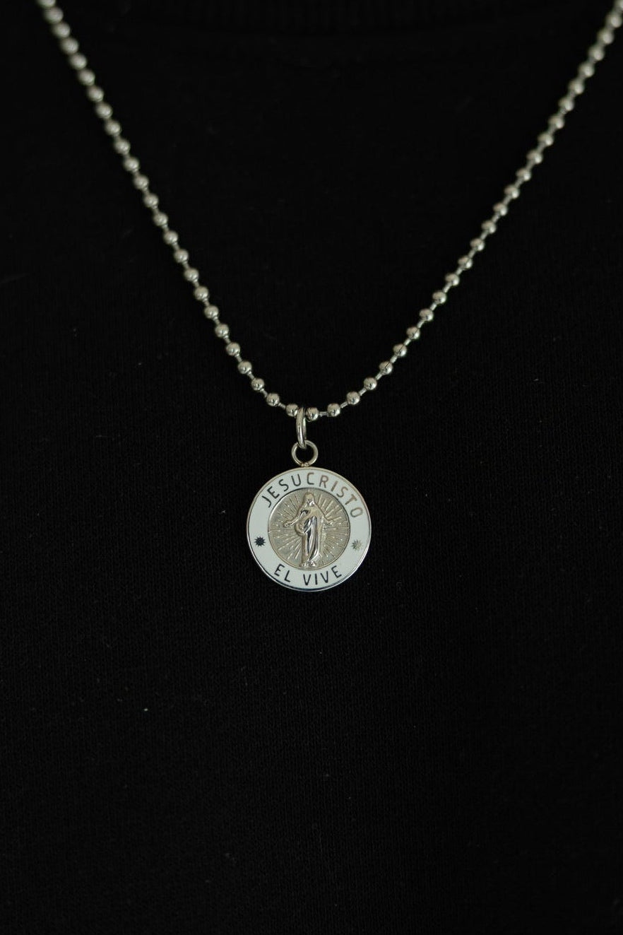 He Lives Necklace (Spanish)