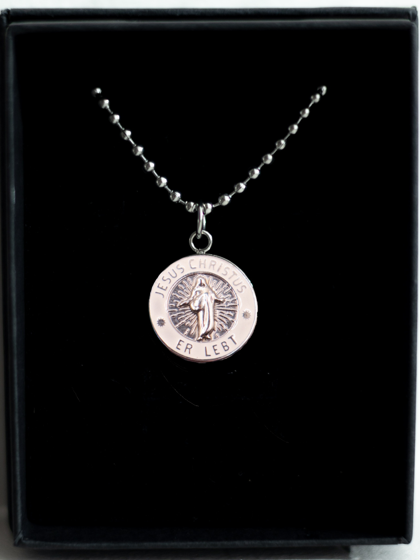 He Lives Necklace (German)