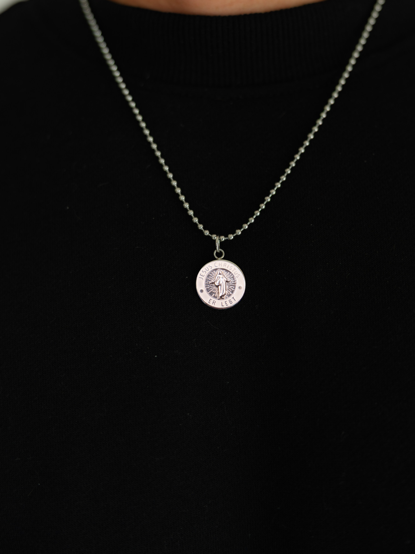 He Lives Necklace (German)