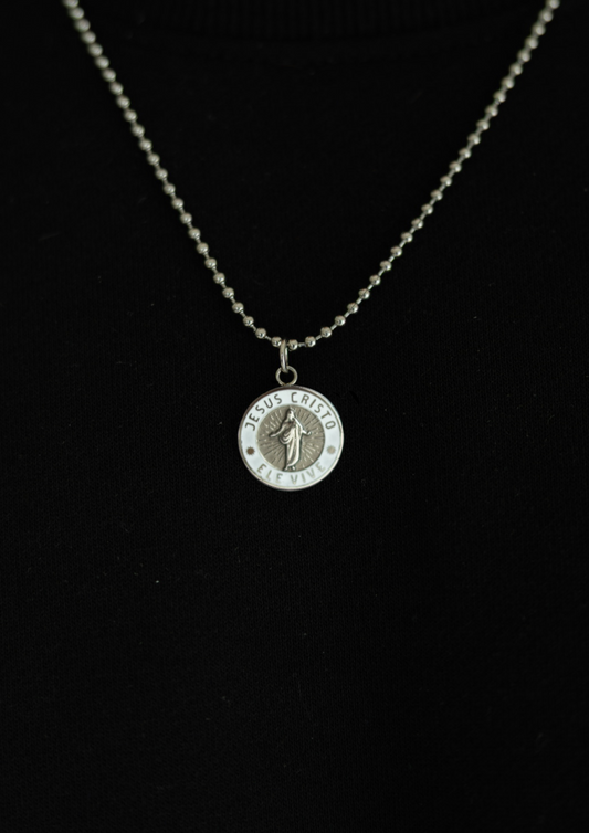 He Lives Necklace (Portugese)