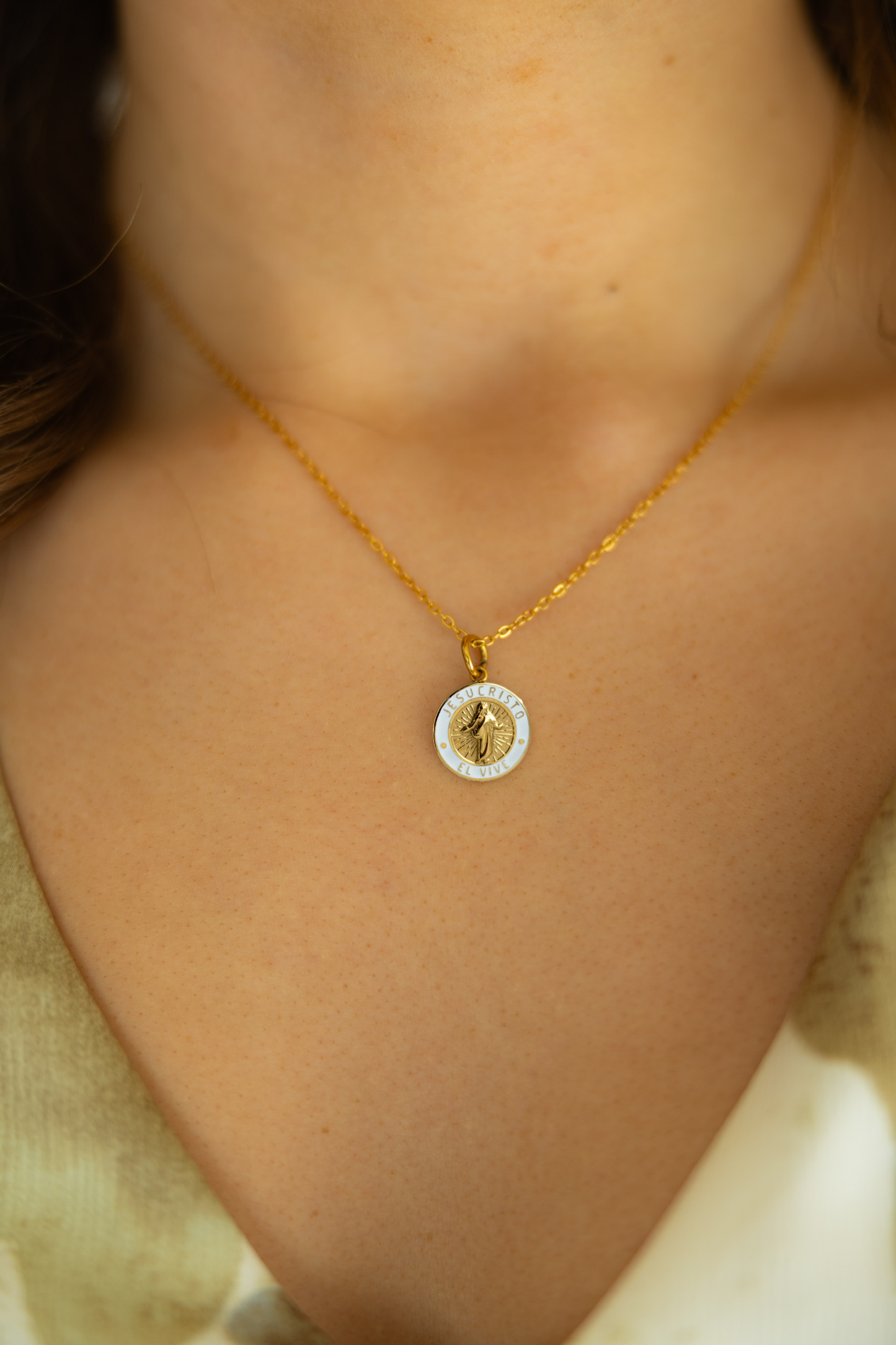 He Lives Necklace (Spanish)